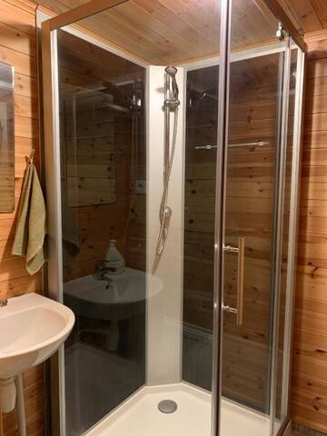 Фото номера Четырехместный номер с общей ванной комнатой Дома для отпуска Muha Beach Holiday Home г. Riksu 9